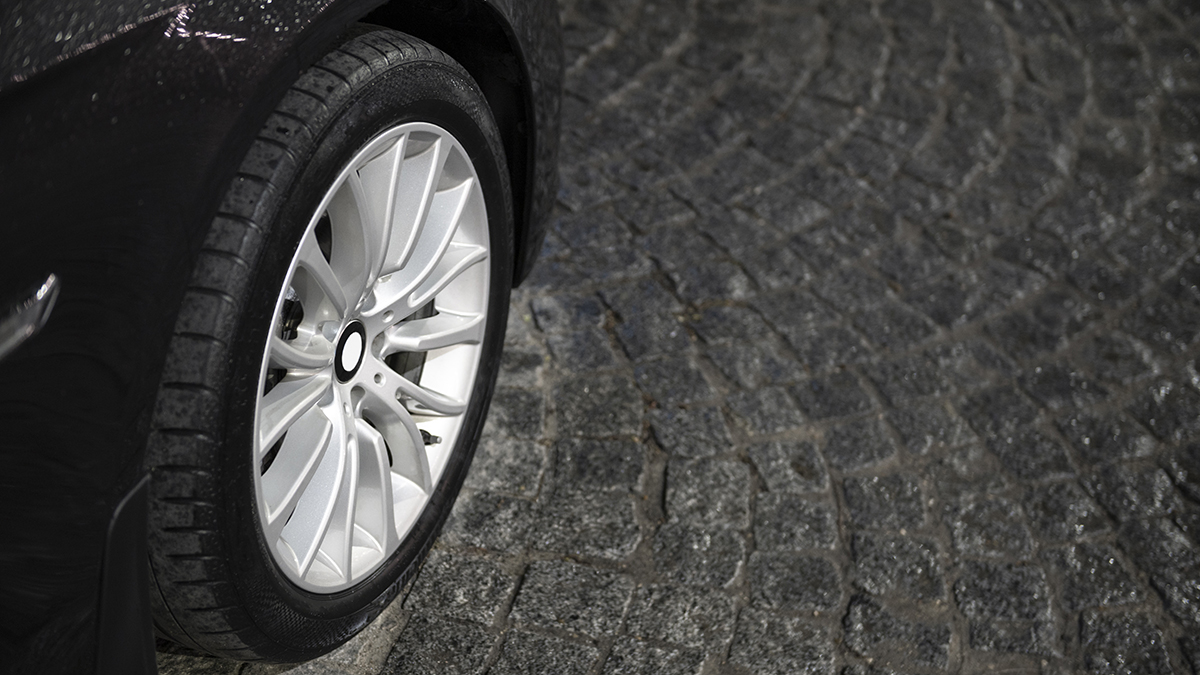 5 astuces pour faire briller les pneus d'une voiture sans aller au lave-auto